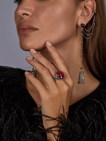 Серьги-трансформеры из черненого золота с гранатом и съемным каффом, 2