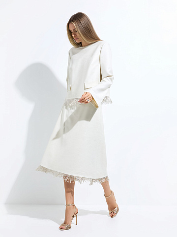 Молочный костюм из жакета и юбки-миди с бахромой из бисера, 2