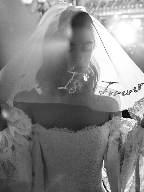 Белая короткая фата с вышивкой Love Is Forever, 5