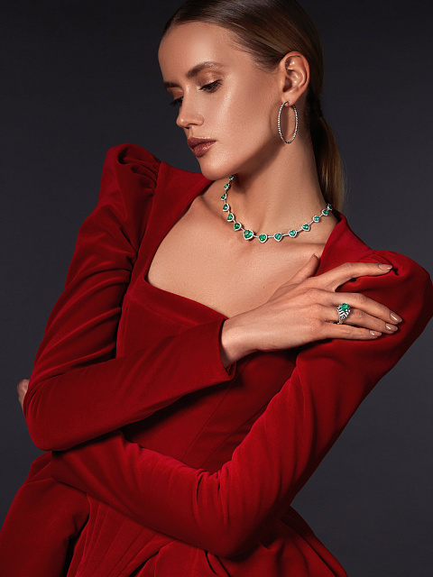 Кольцо из белого золота с изумрудами и бриллиантами, 14 Кольцо из белого золота с изумрудами и бриллиантами, 14