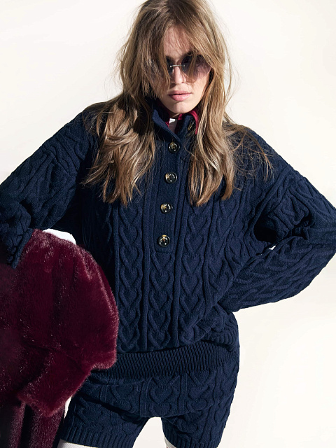 Темно-синий вязаный комплект из пуловера и шорт, 2 Темно-синий вязаный комплект из пуловера и шорт, 2