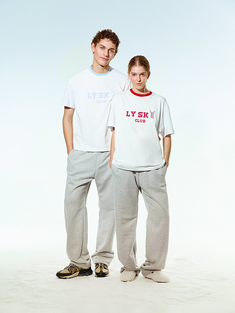 Белая футболка из хлопка с голубым кантом и принтом, 6 Белая футболка из хлопка с голубым кантом и принтом, 6