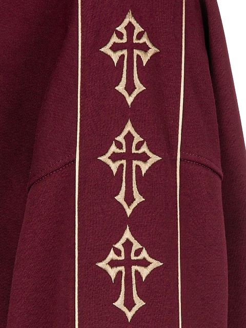 Бордовый костюм с укороченной толстовкой и вышивкой в виде крестов, 4