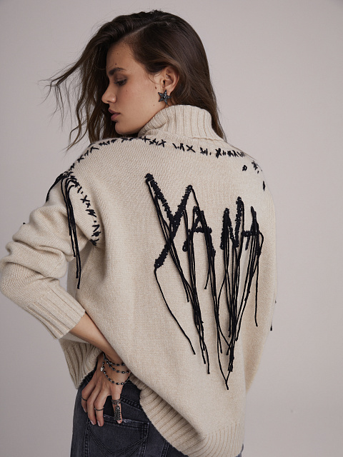 Бежевый кашемировый свитер с черной вышивкой, 5