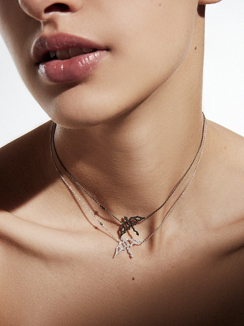 Колье из белого золота и бриллиантов круглой огранки с кулоном в виде дракона, 2