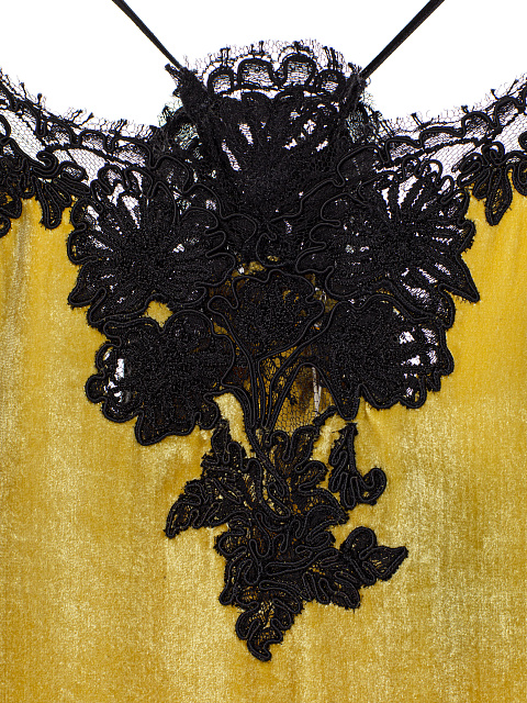 Желтое платье-мини из бархата с кружевом, 3