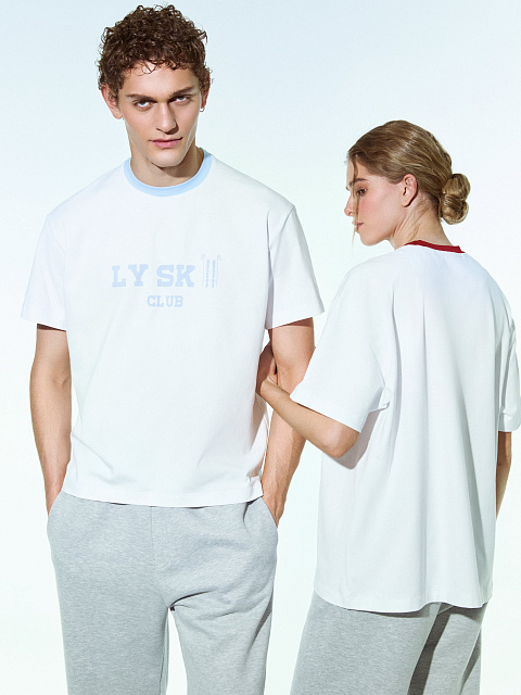 Белая футболка из хлопка с голубым кантом и принтом, 4 Белая футболка из хлопка с голубым кантом и принтом, 4