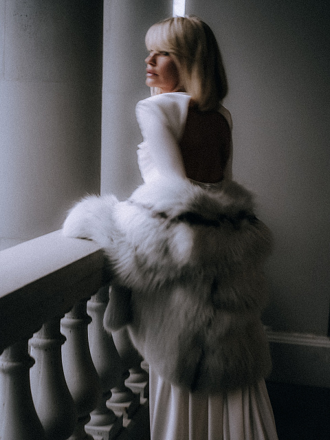 Белое платье-макси из шелка с открытой спиной и стразами, 8