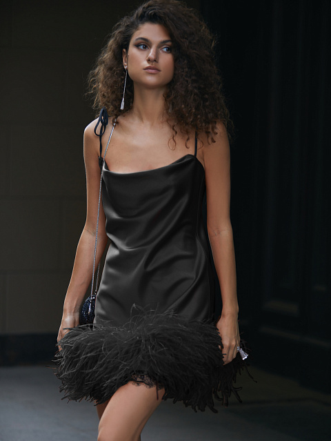 Черное атласное платье-комбинация с боа, 4