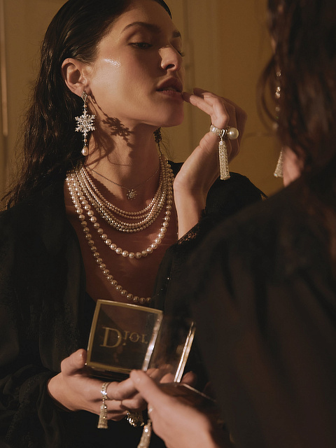 Кольцо-кисть из белого золота, бриллиантов круглой огранки и огранки «бриолет», 19 Кольцо-кисть из белого золота, бриллиантов круглой огранки и огранки «бриолет», 19