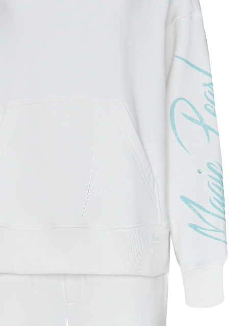 Белый костюм с принтом на рукавах, 3