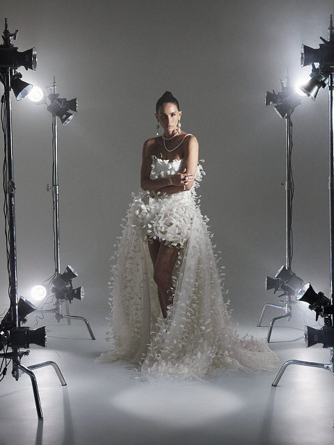 Белое платье из фатина с драпировкой и шлейфом, 7