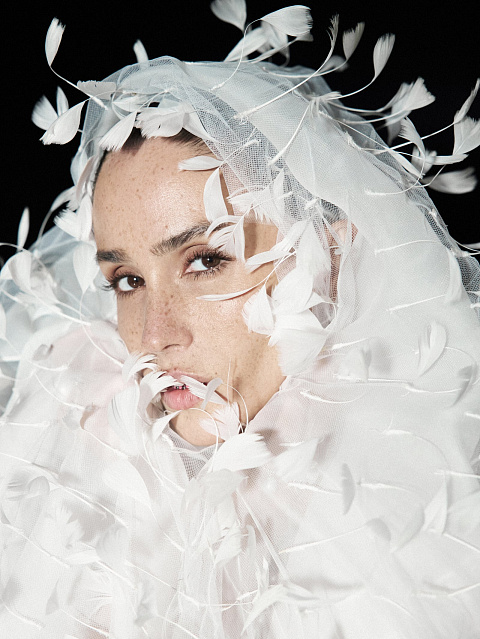 Белое платье из фатина с драпировкой и шлейфом, 9