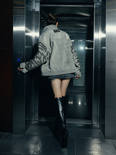 Серая джинсовая куртка с вышивкой, 8