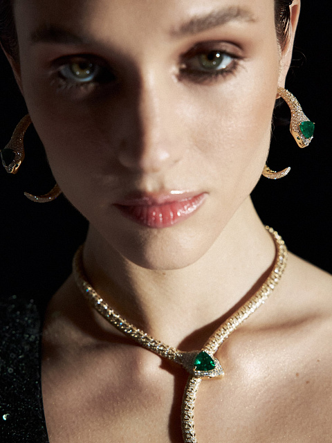 Хупсы из золота с изумрудами огранки «триллион» и бриллиантами, 3 Хупсы из золота с изумрудами огранки «триллион» и бриллиантами, 3