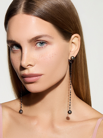 Длинные серьги из черненого золота с черным жемчугом и бриллиантами, 2