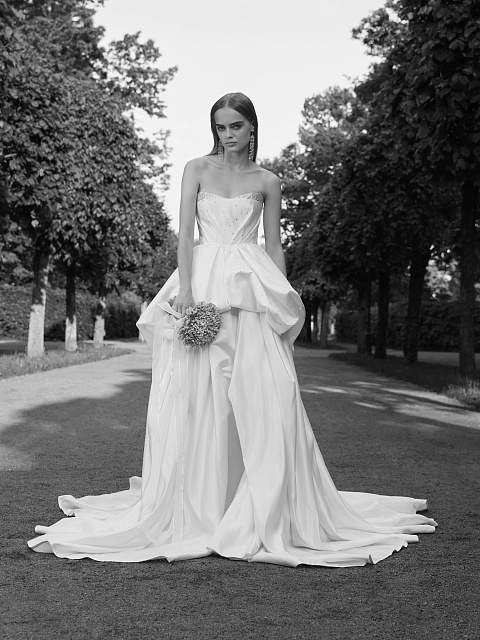 Белое платье-макси из шелка с баской и шлейфом, 4