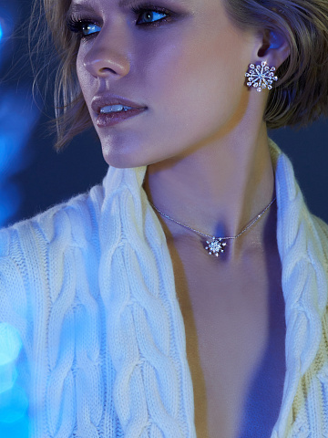 Серьги-гвоздики из белого золота с бриллиантами, 2