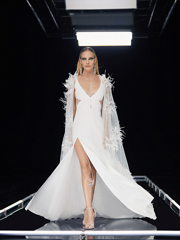 Белое платье-макси из шелка с вырезом и завязками, 1