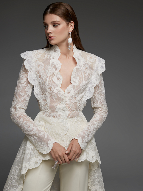 Белый костюм из кружевного фрака и брюк, 9