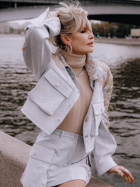 Голубой костюм из денима с отделкой из кожи, 7