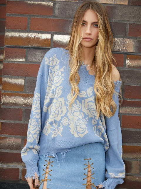Синий пуловер с V-образным вырезом и розами, 1