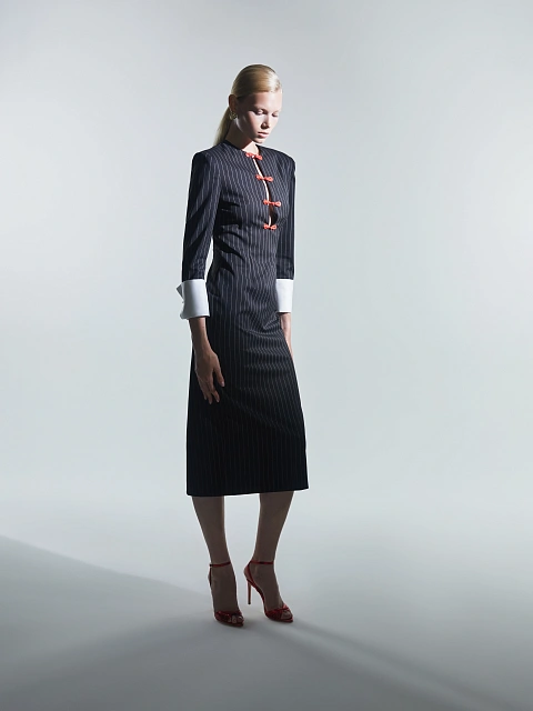 Черное платье в полоску с красными клевантами, 5