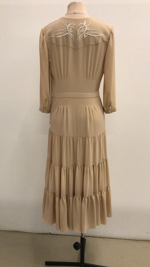 Платье из бежевой плательной ткани с кокеткой,отрезной талией,юбка три яруса,рукай 3/4,капля,завязки, 1