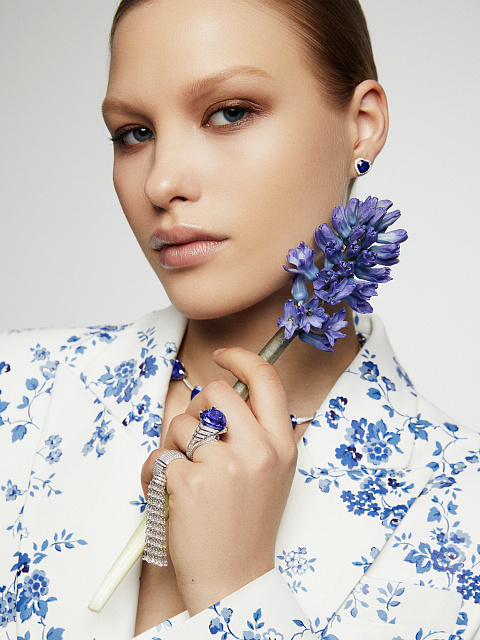 Кольцо-кисть из белого золота, бриллиантов круглой огранки и огранки «бриолет», 18 Кольцо-кисть из белого золота, бриллиантов круглой огранки и огранки «бриолет», 18