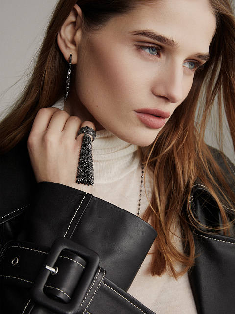 Кольцо-кисть из черненого золота с черными бриллиантами огранки «бриолет» и круглой огранки, 3 Кольцо-кисть из черненого золота с черными бриллиантами огранки «бриолет» и круглой огранки, 3