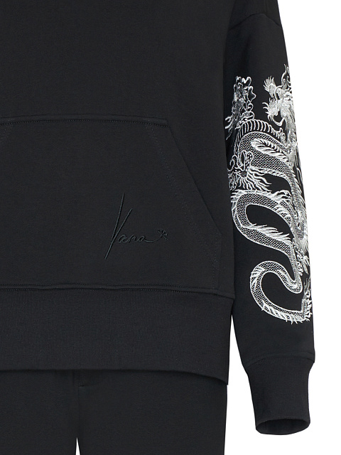 Черный костюм с драконами на рукавах, 3