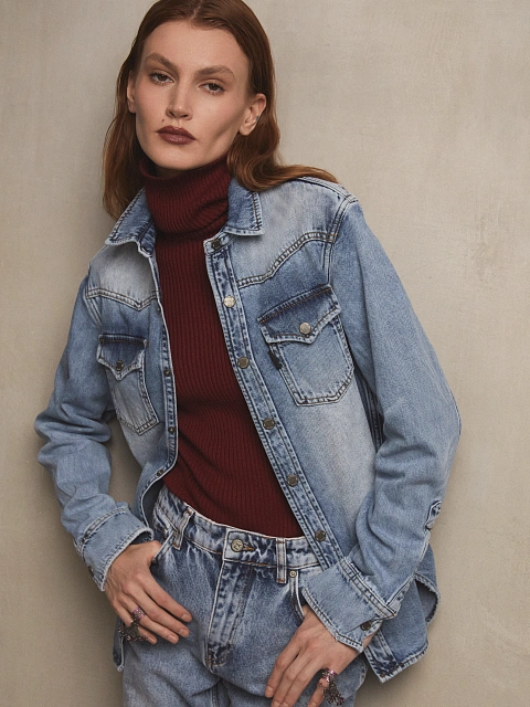 Голубая рубашка из денима с потертостями, 4 Голубая рубашка из денима с потертостями, 4