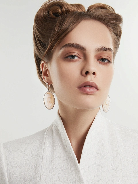 Серьги из белого золота с камеей на раковине и бриллиантами круглой огранки, 3 Серьги из белого золота с камеей на раковине и бриллиантами круглой огранки, 3