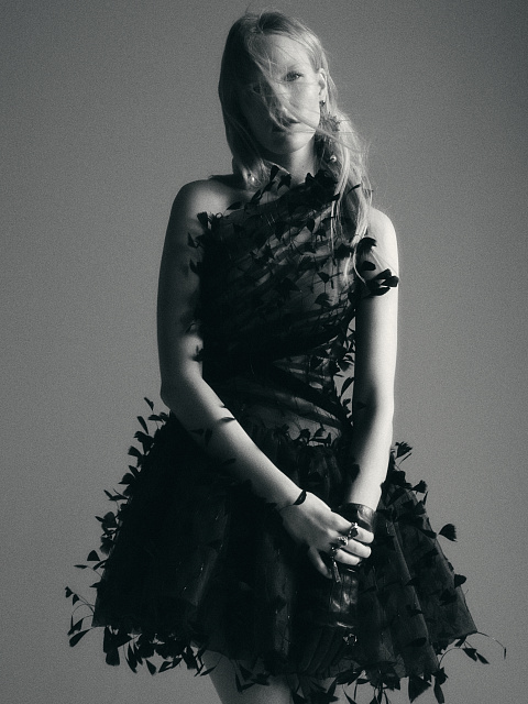 Черное платье-мини из сетки с перьями, 2