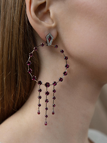 Хупсы из белого золота с гранатом родолитом и бриллиантами, 2 Хупсы из белого золота с гранатом родолитом и бриллиантами, 2