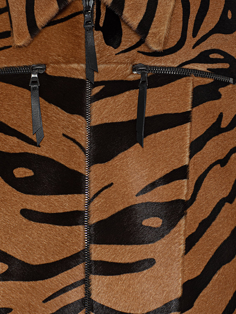 Комплект из жакета с тигровым принтом и черной юбки-миди, 4