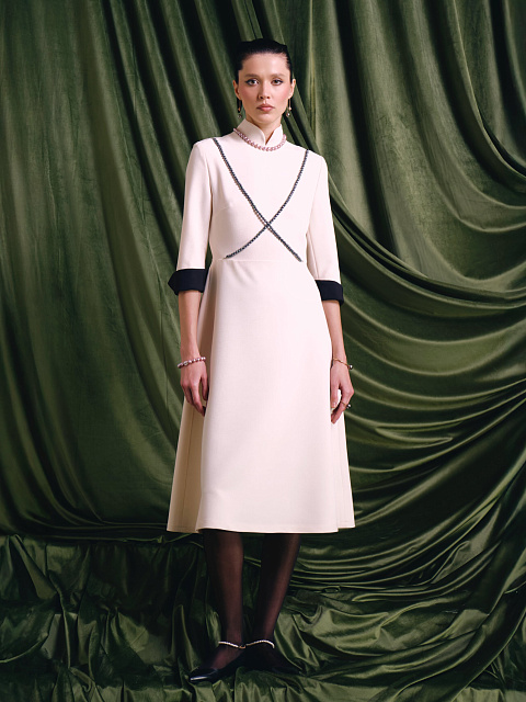 Молочное платье-миди с черным жемчугом , 5