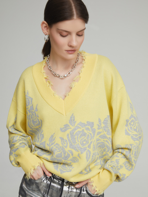 Желтый пуловер с V-образным вырезом и розами, 1
