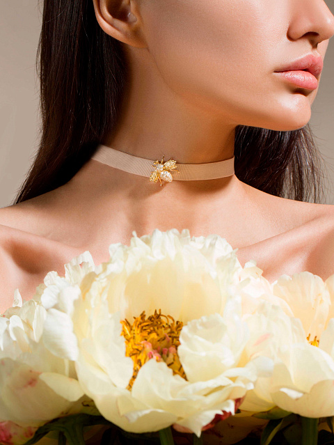 Брошь в виде мухи из желтого золота с бриллиантами круглой огранки, 2