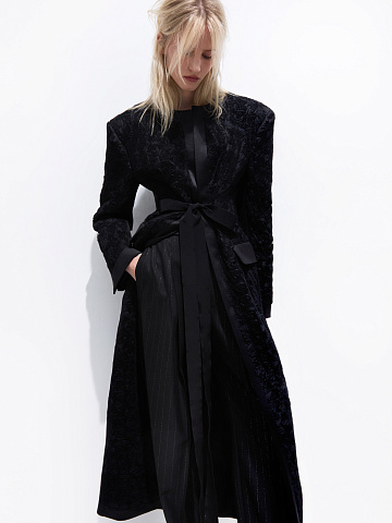 Черное пальто, 2