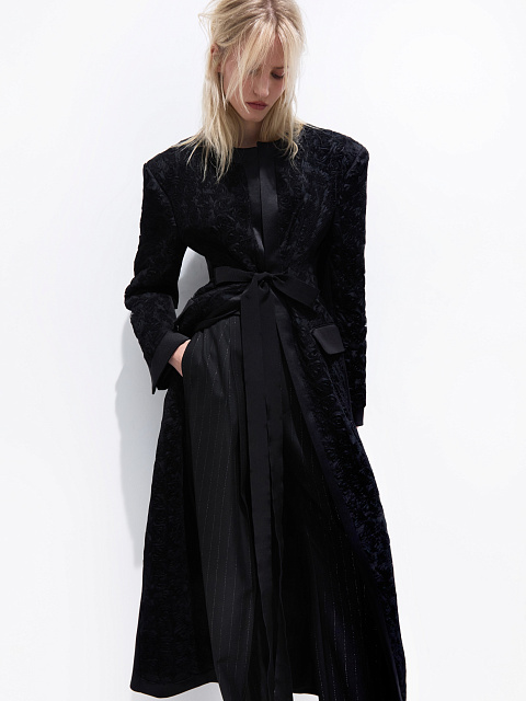 Черное пальто, 2