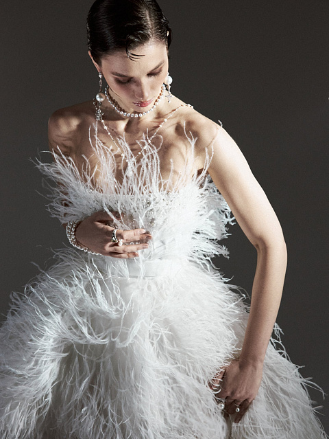 Белое платье из фатина с перьями и шлейфом, 7