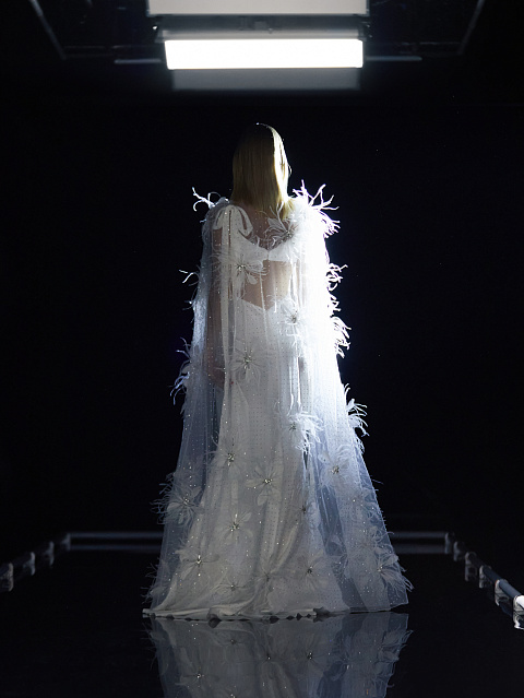 Белый кейп из сетки с цветами из перьев и страз, 5