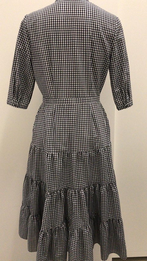 Платье-рубашка из хлопка в черную мелкую клетку, отрезная талия, три яруса, рукав 3/4, 1