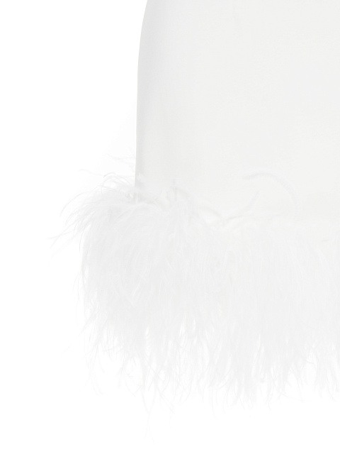 Белое платье-мини с вырезом-каплей и боа, 3