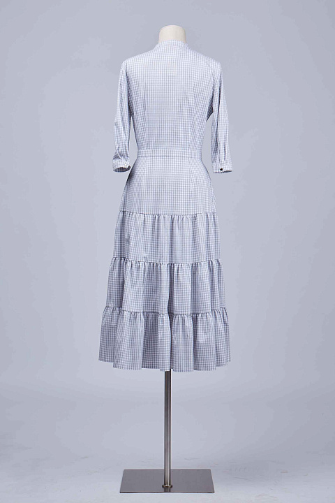 Платье-рубашка из белого хлопка в серую клетку, отрезная талия, три яруса, рукав 3/4, 1