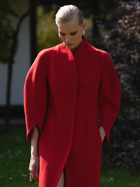 Красное пальто из шерсти, 5