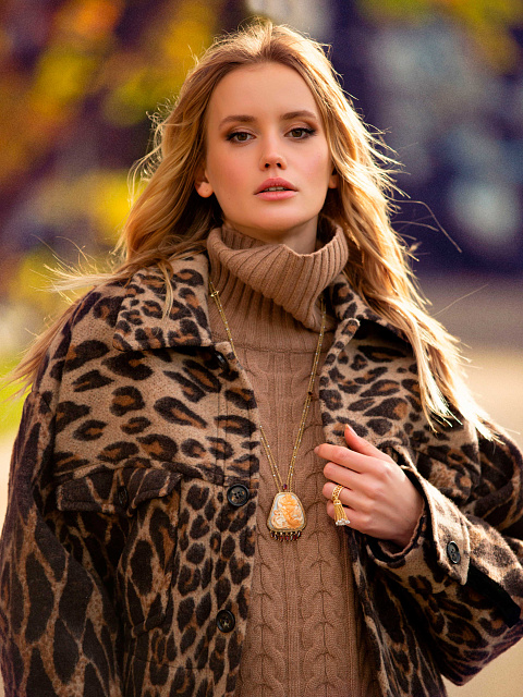 Колье из желтого золота с камеей на раковине, гранатами и бриллиантами, 3