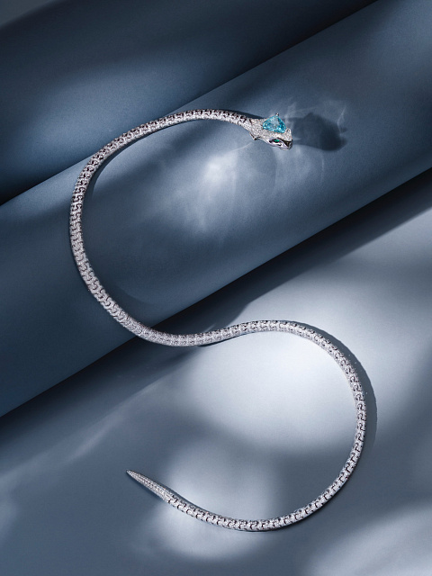 Колье-галстук из белого золота с турмалином параиба, бриллиантами и изумрудами, 10