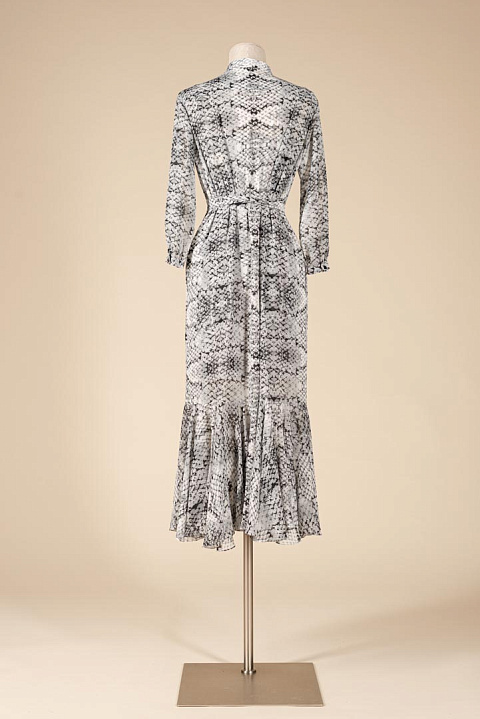 Платье рубашка из серого шифона питон, стойка,защипы по плечам, рукав 7/8, прямое,волан снизу, 2